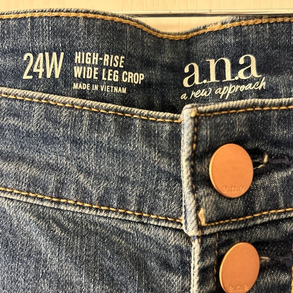 Anna wide leg crop jeans..faded color and wide leg bottom copper button front - Picture 4 of 7